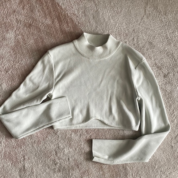 Zara | Light green long sleep crop top - Picture 2 of 4